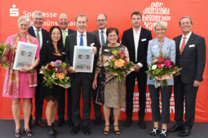 Gratulanten und Geehrte (v. l.): Ulrike Petershagen, Jürgen Büngeler (Sparkasse Westmünsterland), Dr. Kyungwon Kim-Wigger, Jürgen Petershaben, Dr. Jürgen Wigger, Christoph Winck (Münsterland Zeitung), Renate Wigger, Leo Petershagen, Regierungspräsidentin und Laudatorin Dorothee Feller und Heinrich-Georg Krumme (Vorstandsvorsitzender Sparkasse Westmünsterland). Foto: Carina Strauß