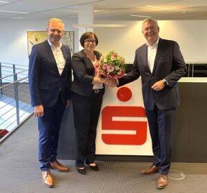 Neue Regionalleiterin in Ahaus ist Anne Honermann. Ihr gratulieren Vorstandsmitglied Jürgen Büngeler (re.) und Generalbevollmächtigter Wolfgang Niehues.