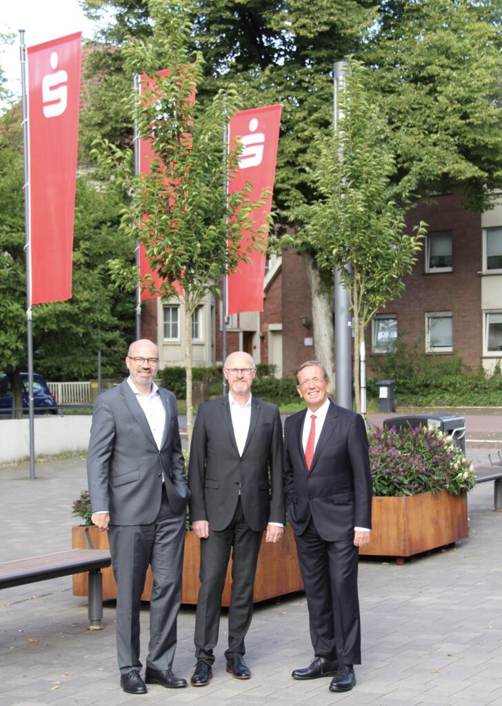 Heinrich-Georg Krumme, Vorstandsvorsitzender der Sparkasse Westmünsterland (von rechts), Olaf Büchter, Regionalleiter Haltern am See und Heiko Hüntemann, stv. Vorstandsmitglied