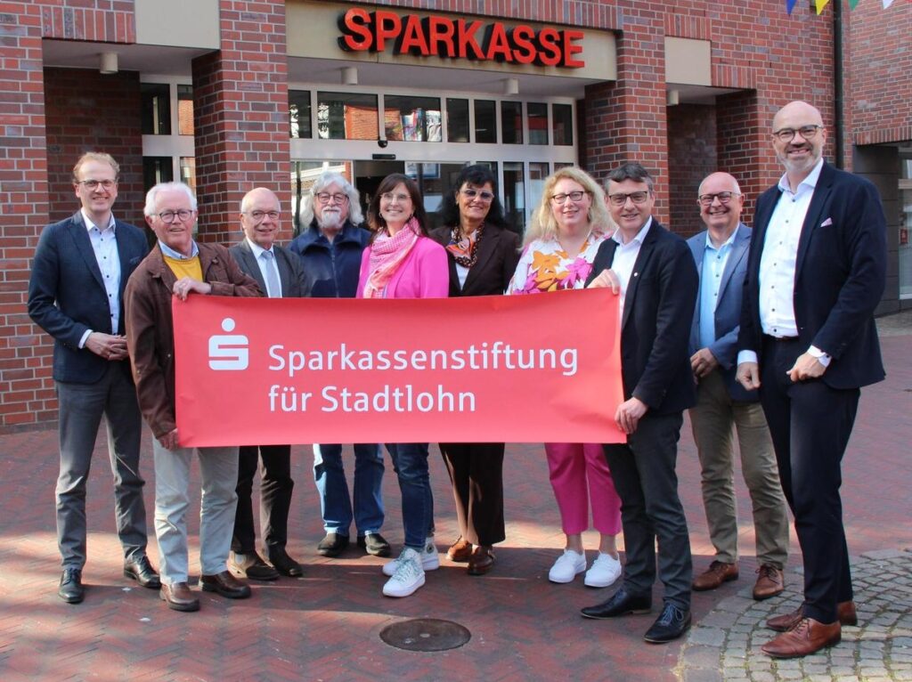 Das Kuratorium der Sparkassenstiftung für Stadtlohn hat über die Unterstützung von acht gemeinnützigen Projekten entschieden, (v.l.) Frank Poppenborg (Vorstandsvorsitzender), Karl Herbstmann, Prof. Dr. Bernd Andrick, Reinhold Dapper, Marion Ballenthin, Heike Rathmer-Steverding (Vorstand), Angelika Kessels, Bürgermeister Berthold Dittmann, Karl-Heinz Böing (Vorstand) und Heiko Hüntemann.