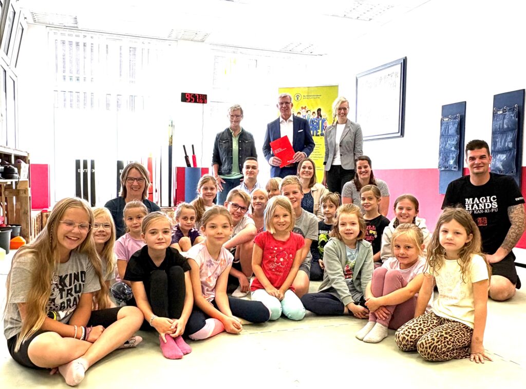 Sich selbst zu behaupten lernen diese Kinder beim Kurs des Kinderschutzbunds und der Wing Tsun-Schule Coesfeld mit den Trainern Daniel Pöppelmann (rechts) und Daniela Bäumer-Lanfer (links knieend) mit den Vertretern der Sparkassenstiftung Norbert Hypki (hinten Mitte), Eliza Diekmann-Cloppenburg (knieend Mitte), Mareike Raack (knieend rechts) und Barbara Borchard (hinten rechts), Gaby Wilger (beide DKSB, hinten links).