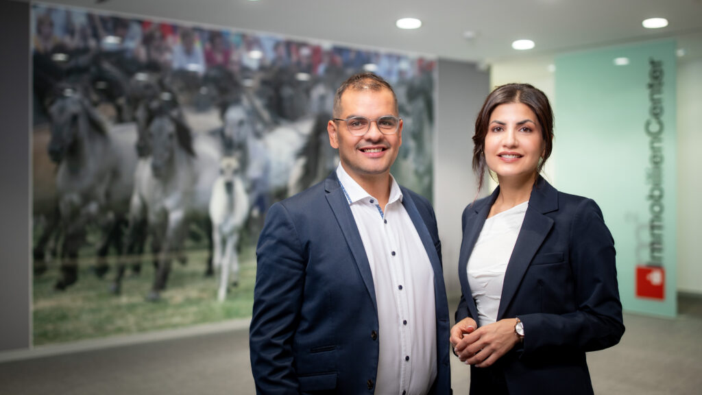 Zwei unserer Immobilienberaterinnen und Immobilienberater: Medya Yilmaz und Mahmoud Abdul-Latif.