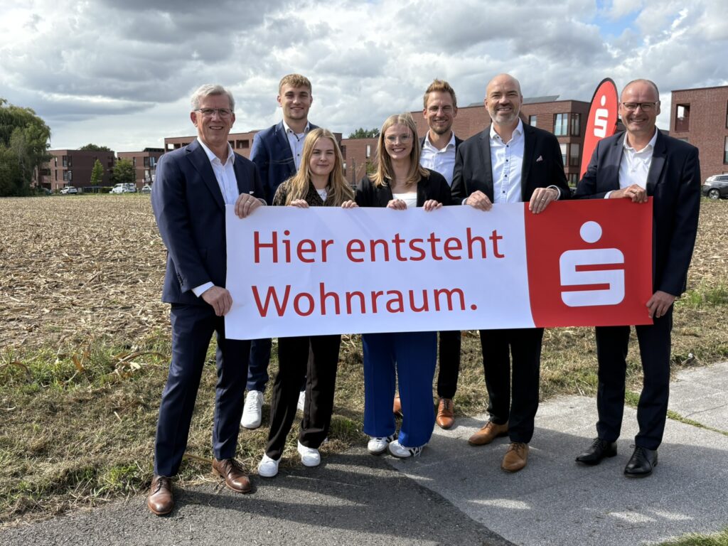 Stephan Kirschbaum (hinten Mitte) ist mit Thomas Volmer (rechts) weiterer Geschäftsführer der S-Immobilien GmbH, hier am künftigen Wohngebiet Ecke Bischof-Kaiser-Straße/Lüdinghauser Straße in Dülmen mit (von links) Vorstandsvorsitzendem Norbert Hypki, den Auszubildenden zu Immobilienkaufleuten Lukas Höing, Leonie Bone und Judith Funke sowie Vorstandsmitglied Heiko Hüntemann. Foto: Sparkasse Westmünsterland/Robert Klein